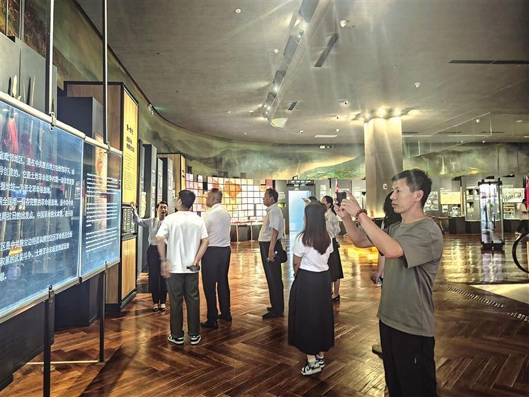 7月4日，游客在陕甘边革命根据地照金纪念馆参观。 群众新闻记者 王志辉摄