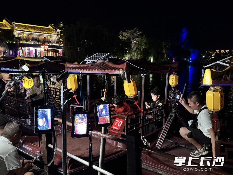 《我欲与君湘知》剧组正在拍夜戏。 受访人供图