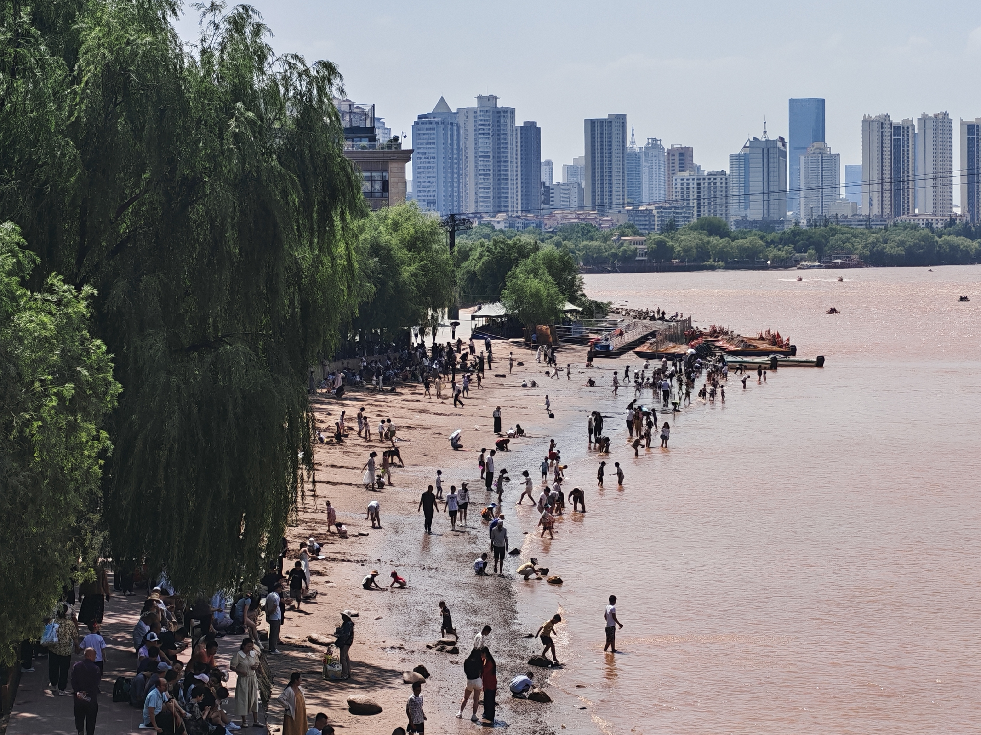 黄河边的市民游客