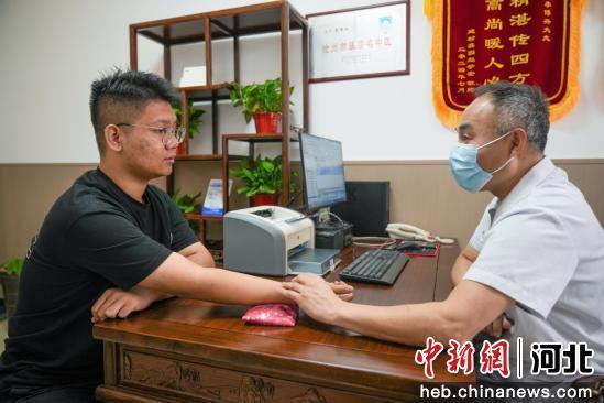 图为任丘市中医院，医务人员为就医者把脉开方。 韩慧峰 摄