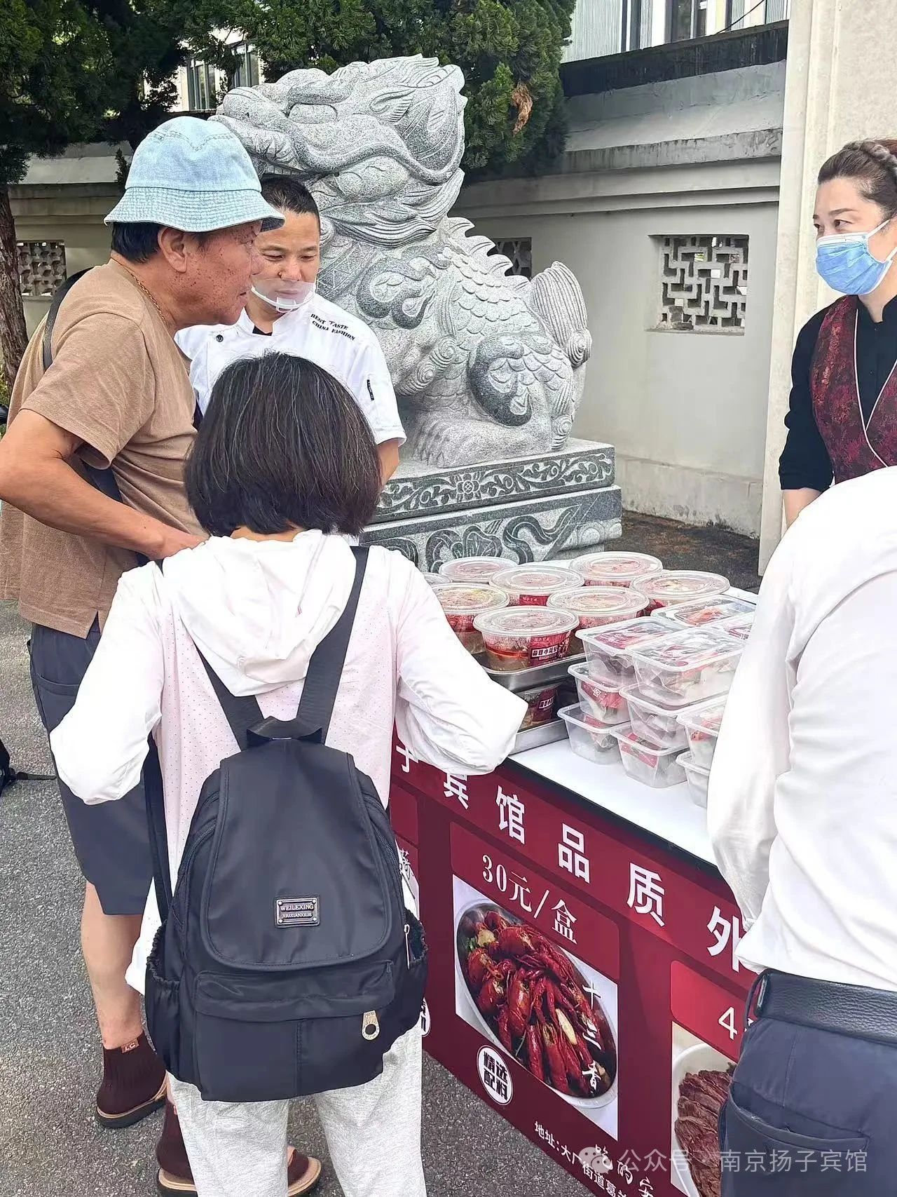 风评|南京酒店街头“外摆”：锅气腾腾的“降维共赢”