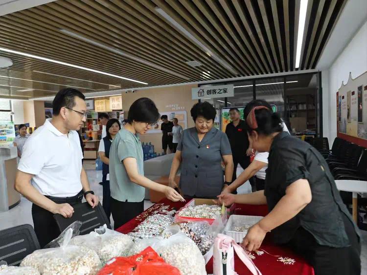 区委常委、副区长许芳查看三涧溪村就业驿站