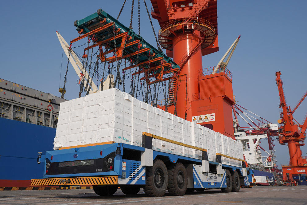 在山东青岛港件杂货全流程自动化码头,无人车在运载货物(2025年5月29日摄)。新华社记者 徐速绘 摄