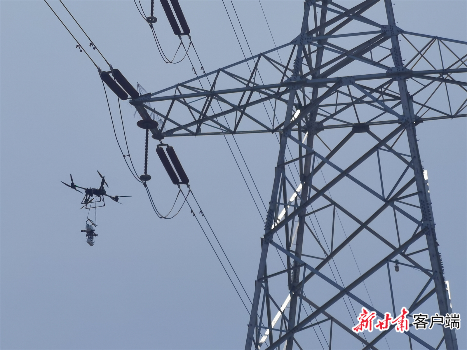 电力工人利用无人机对电力设施进行安全监测(资料图) 新甘肃·甘肃日报记者 王占东 摄