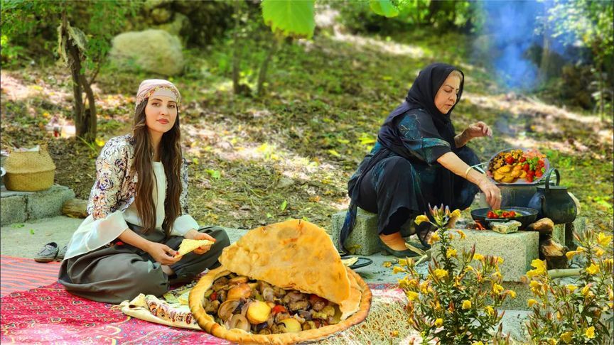 波斯美女烤制乡村肉和蔬菜一起烹饪