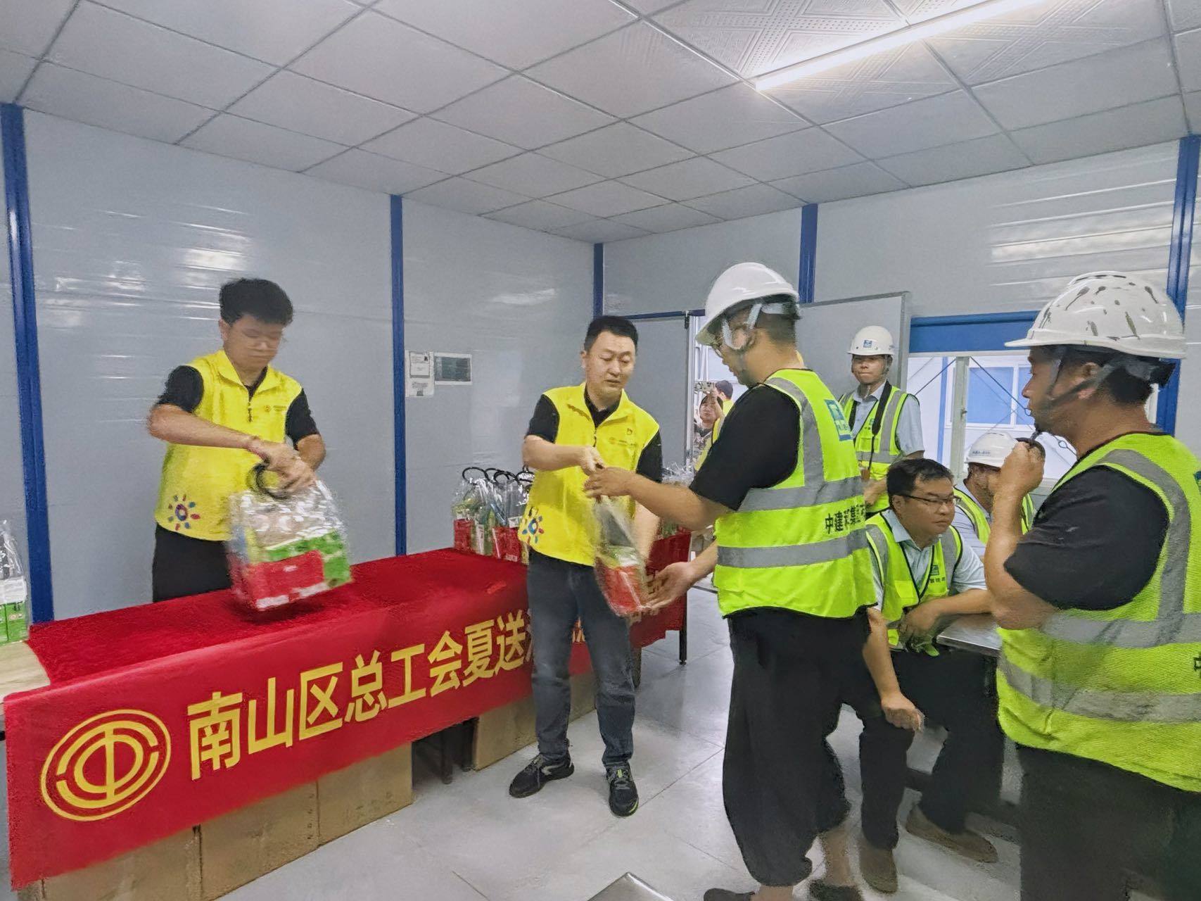 暴雨映初心 凉茶暖工心