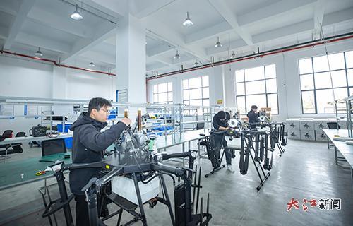 在空中未来低空产业创新生产基地，工作人员正在赶制一批无人机订单。共青城市融媒体中心供图