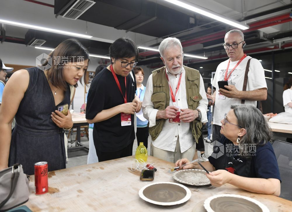 7月15日，参与2025年“一带一路”记者组织论坛暨主题采风活动的外国媒体嘉宾代表走进景德镇陶瓷博物馆。