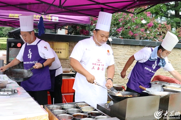 厨师现场炒制炒鸡（记者 吕雯雯 摄）