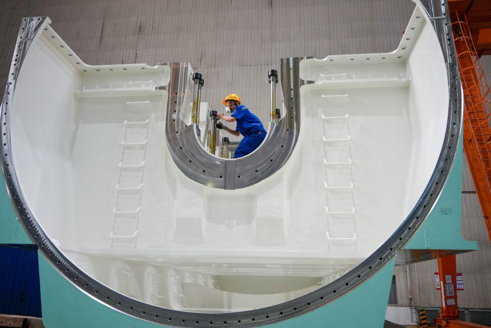 工人在位于山东青岛的中船集团中船发动机有限公司生产车间内工作(2025年5月29日摄)。新华社记者 徐速绘 摄