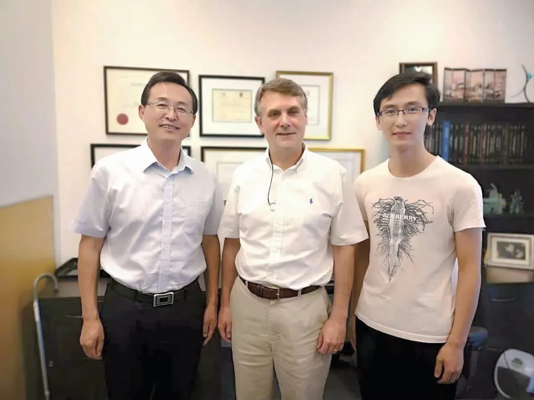 葛龙在博士联合培养期间与国内导师杨克虎教授、国外合作导师Gor－donGuyatt教授的合影