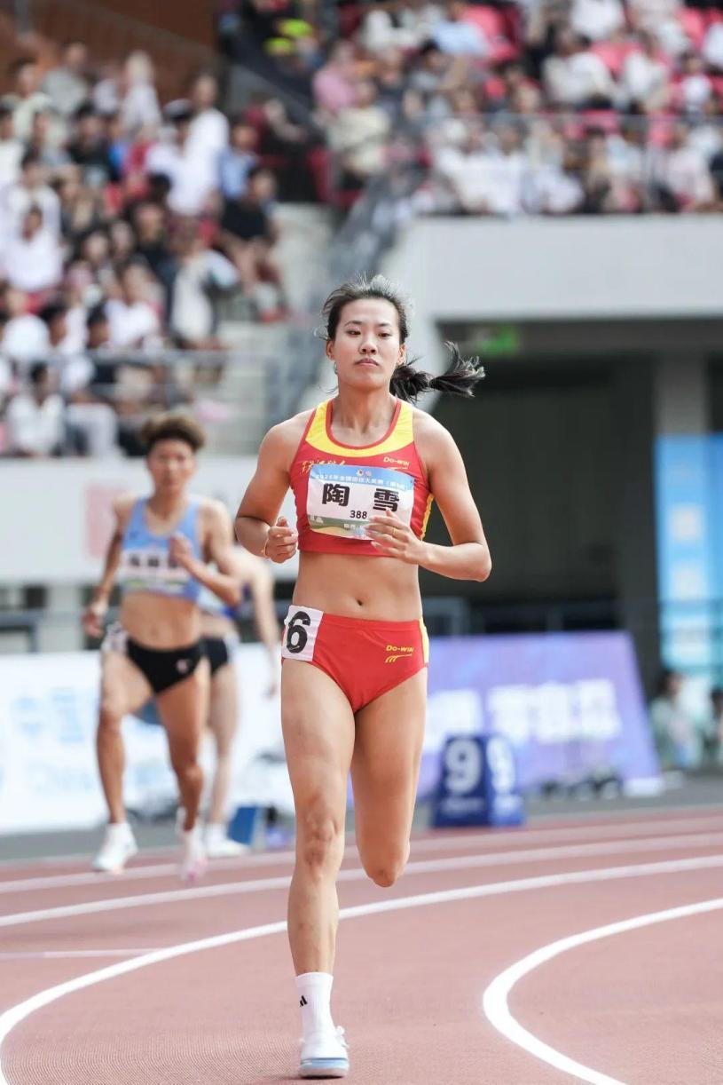 女子400米栏冠军陶雪