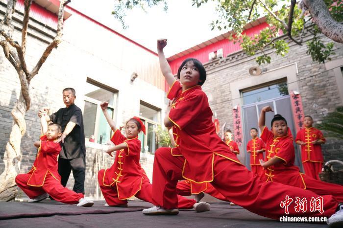 邯郸峰峰中小学生：练百年洪拳 “武”动暑假