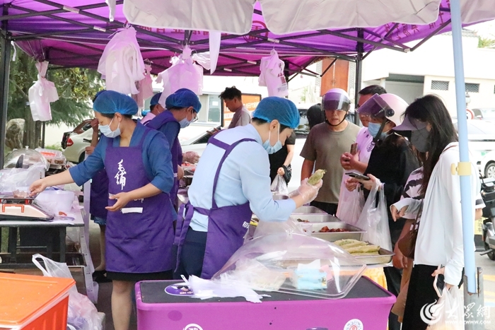 市民在东岳山庄外摆摊位选购（记者 吕雯雯 摄）