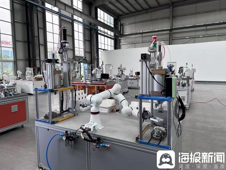 珞石机器人车间内应用于不同行业的机器人