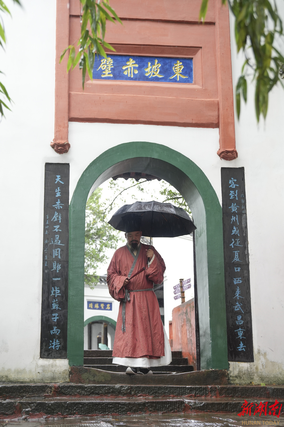 镌刻于东坡赤壁山门的楹联。