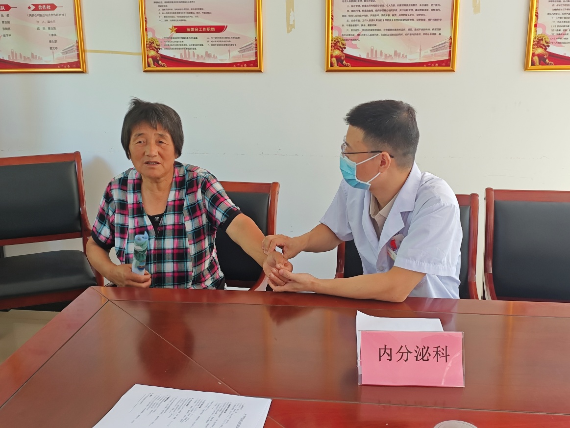 北京中医药大学东方医院秦皇岛医院赴青龙夹角石村开展中医药服务送健康活动