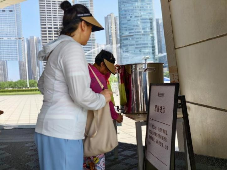 免费向市民游客供应自制凉茶