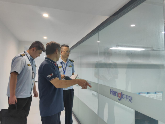 杜礼杰（右一）和同事来企业回访