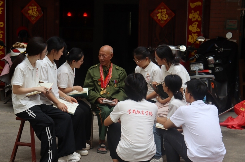 队员采访抗美援朝老兵张沛坤。
