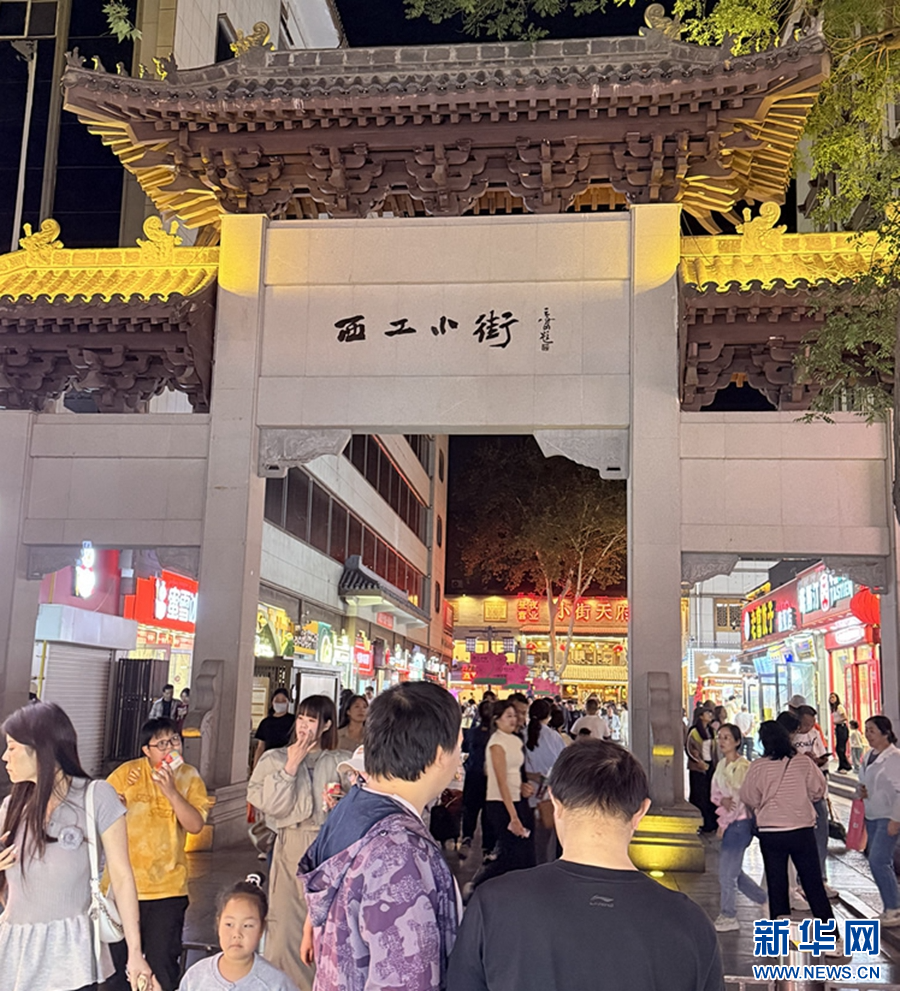 7月10日，繁华热闹的洛阳市西工小街。