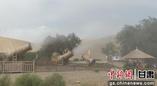 图为7月上旬，敦煌鸣沙山月牙泉景区设置的喷雾系统。敦煌市委宣传部供图