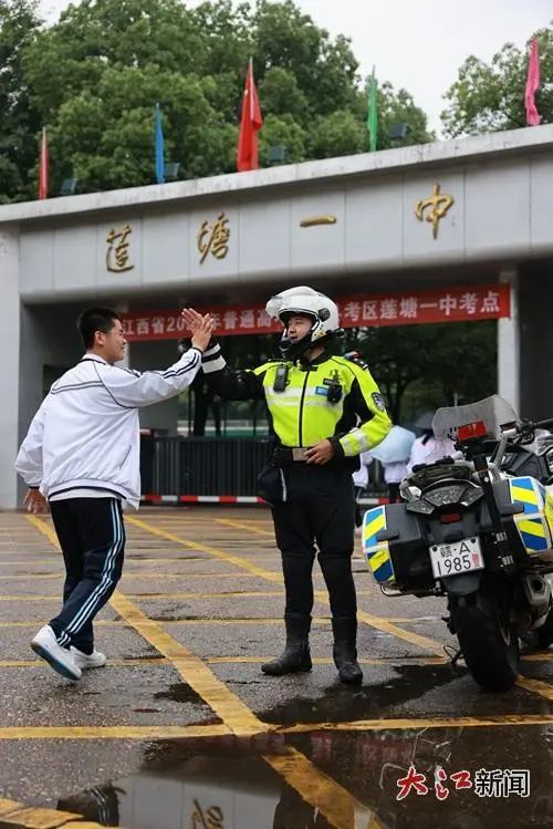 小钟与护考交警击掌