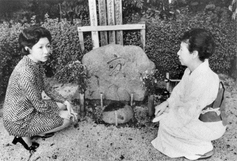 高峰秀子松子夫人在谷崎润一郎的墓前
