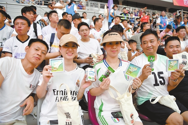 萍乡球迷展示赣州市赠送的文创产品。通讯员 欧艳芬摄