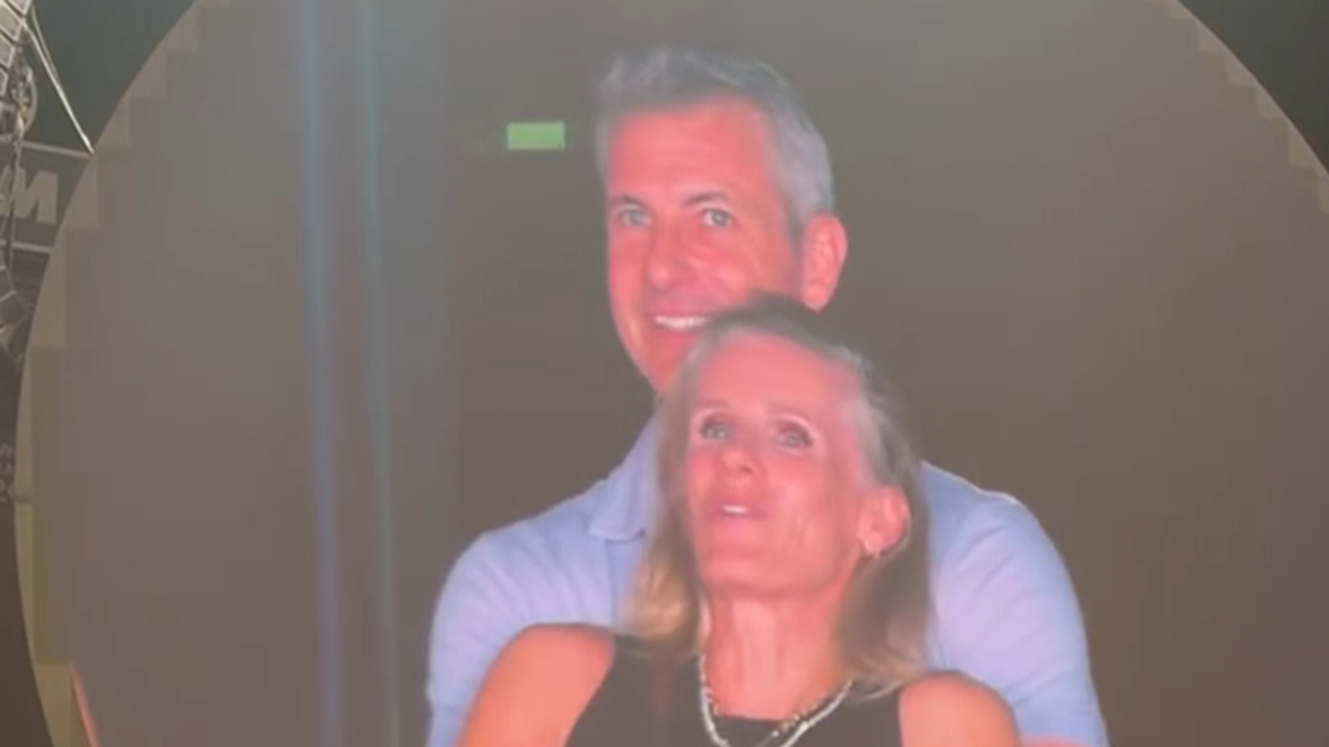 万人见证的出轨现场！美科技公司CEO与HR主管，演唱会亲密互动被拍后迅速躲避