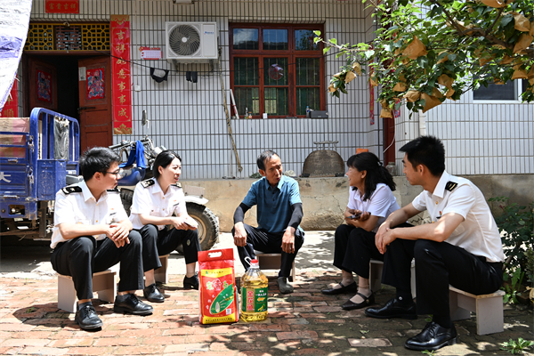 國家海關駐村工作隊開展幫扶工作