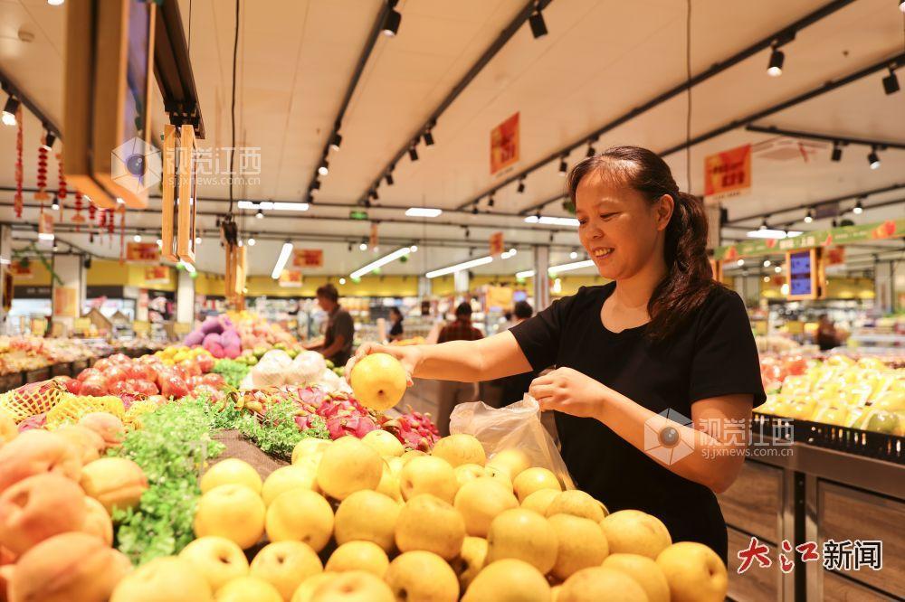 市民在选购水果。（魏东升 摄）