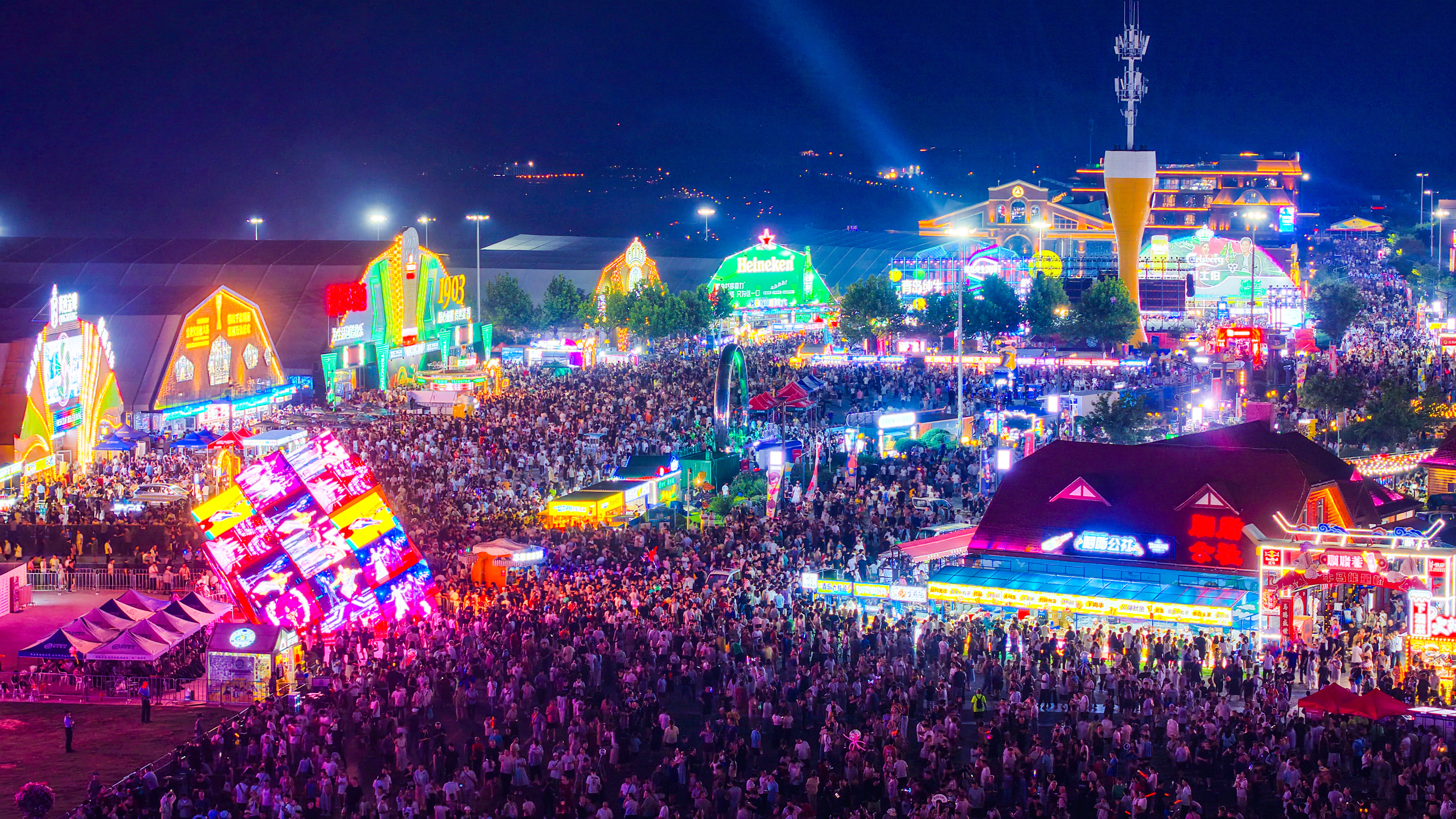 第35届青岛国际啤酒节在青岛西海岸新区金沙滩啤酒城盛大开幕