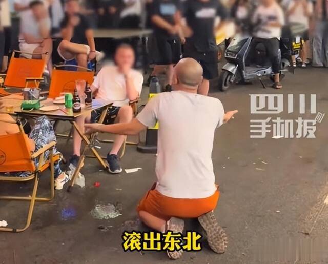 光头男给老外下跪磕头,激起民愤遭围殴,身份被扒,疑似是山东人