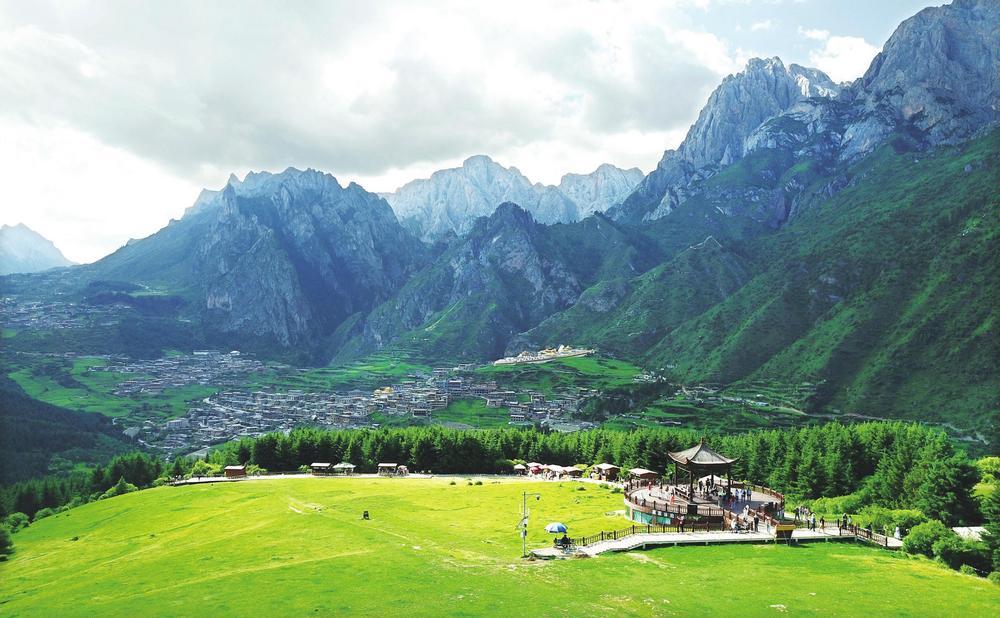 图为扎尕那景区仙女滩风光（7月11日无人机拍摄）　新华社照片