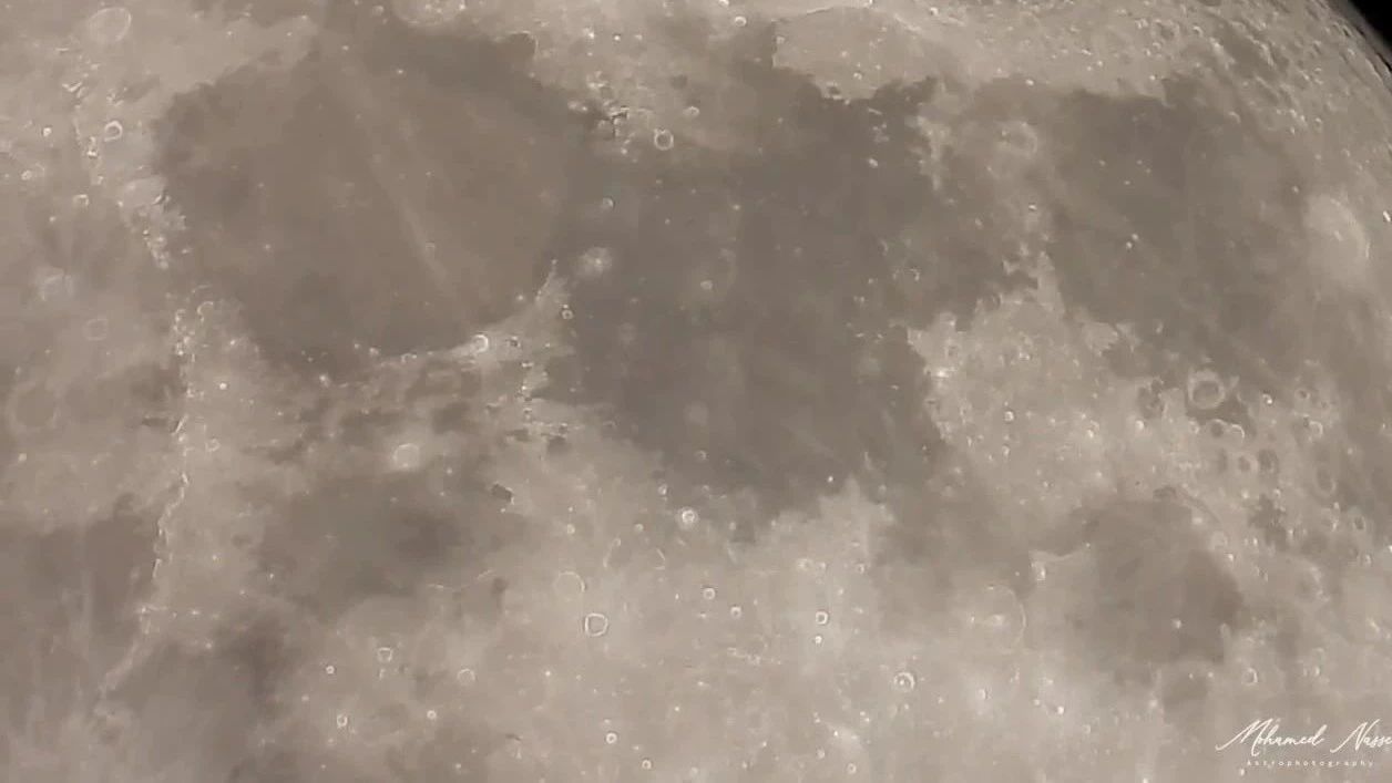 超美！这就是相机拍到的超级月亮，其表面清晰可见