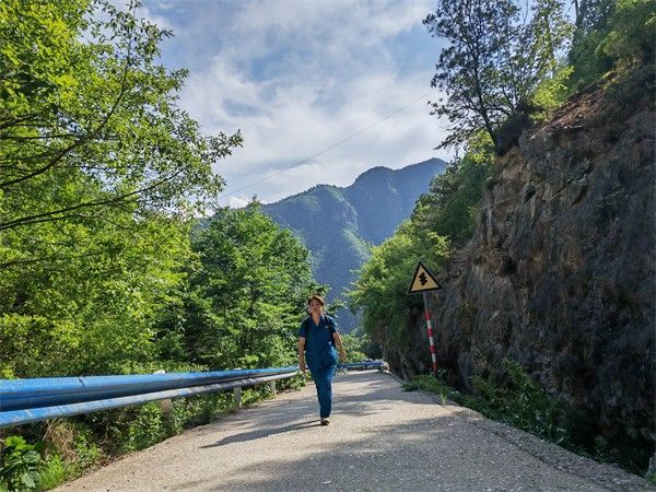 村醫(yī)劉海紅走在巡診路上。張海軍 攝