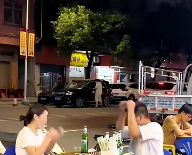光头男给老外下跪磕头,激起民愤遭围殴,身份被扒,疑似是山东人