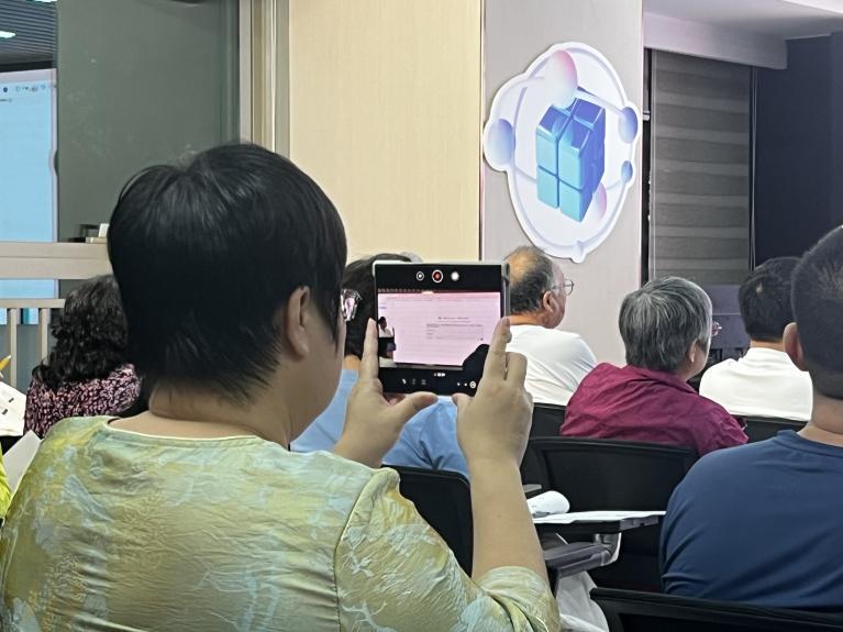 香安社区“民生微实事”AI系列课程圆满收官，科技赋能惠及千余居民