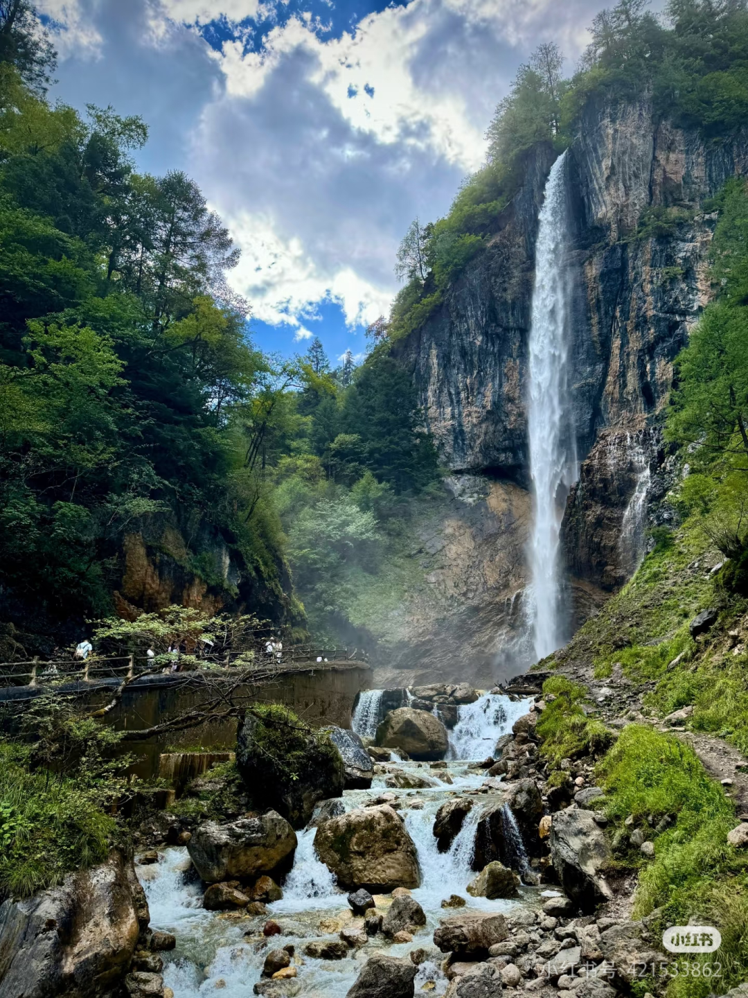 陇南官鹅沟　图源：小红书@比肯拿
