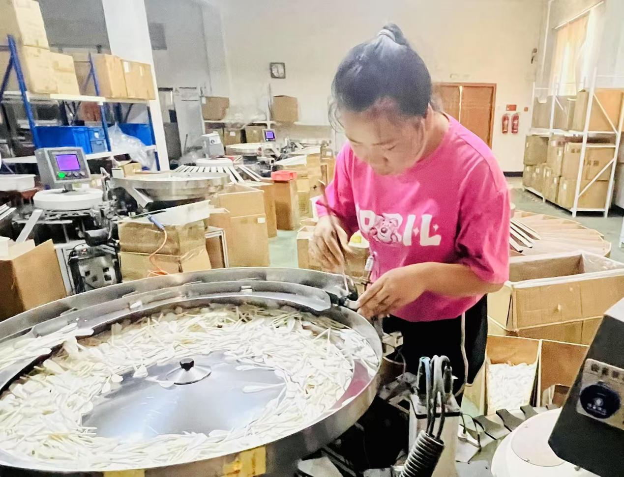 图为东港体育员工检查产品制造情况