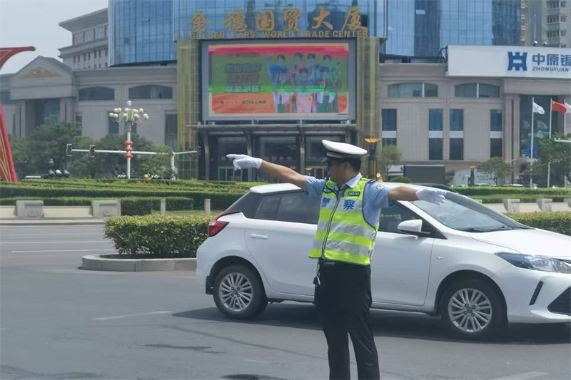 商丘交警不惧高温“烤”验 顶烈日战酷暑坚守岗位保畅通