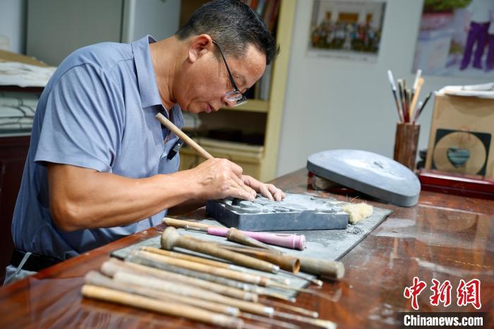 一斫一凿守匠心 探访江西庐山金星砚制作技艺