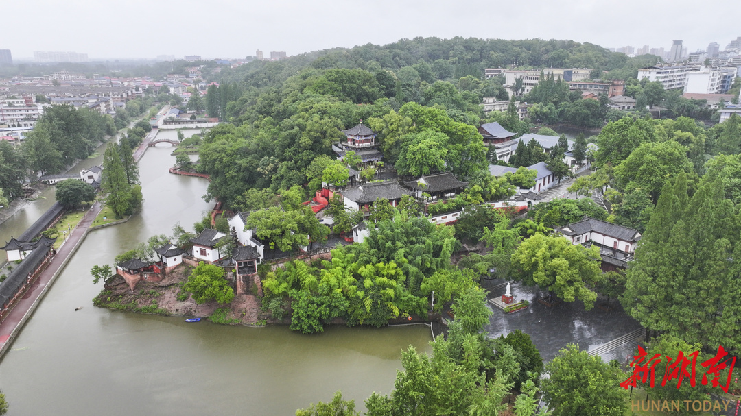 雨中的东坡赤壁。