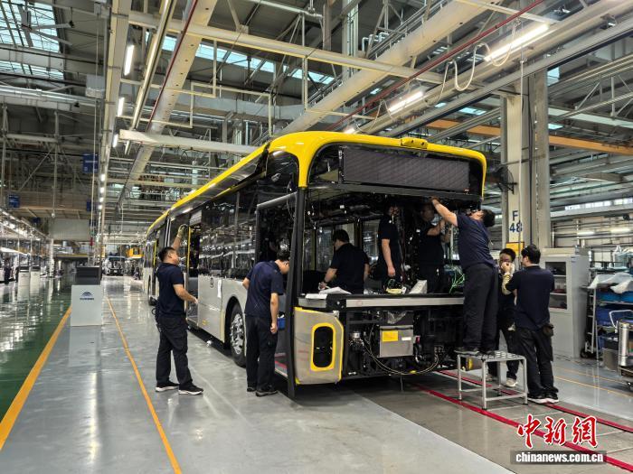 图为宇通客车生产车间。　阚力 摄