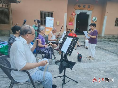 游客在游客中心練歌。