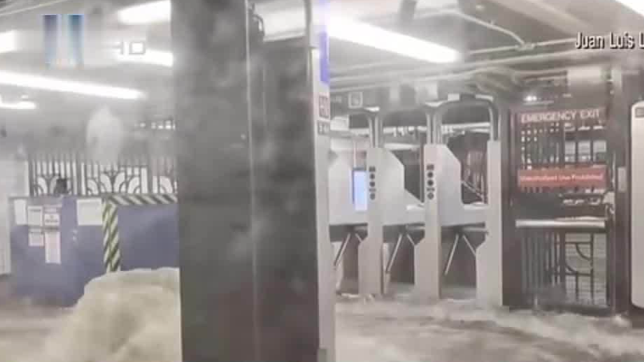 纽约暴雨引发内涝，有地铁站被淹