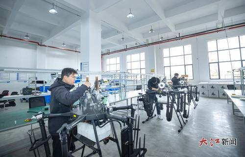 赶制无人机订单。 (共青城市融媒体中心供图)