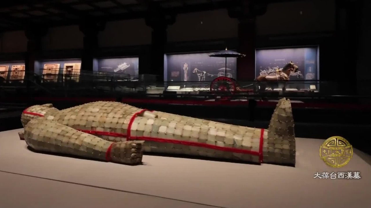 本该身披金缕玉衣沉眠的墓主人，如今却尸骨一半在棺外，脖子上还套着麻绳