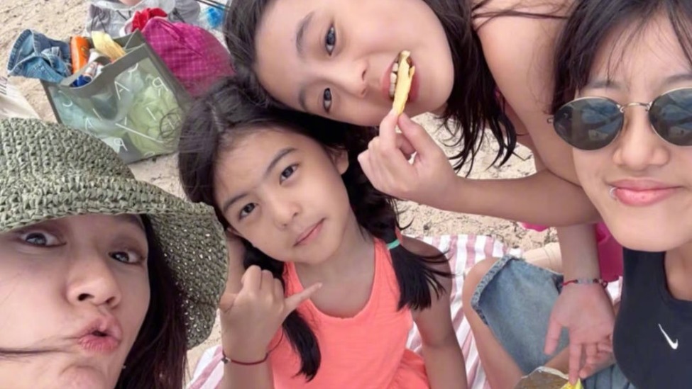 贾静雯带三女儿海边度假：我的暑假来了封面图